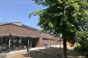 Das Bild zeigt die Turnhalle von außen.