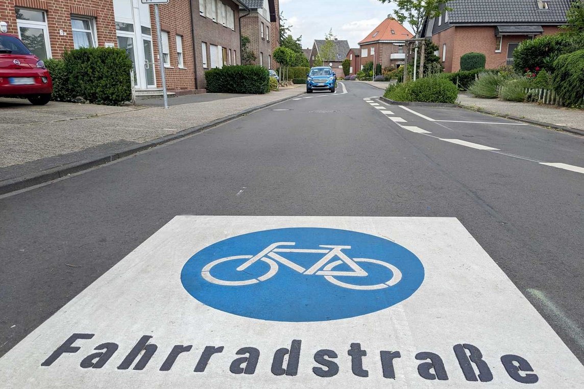 Dieses Foto zeigt ein Fahrradstraßen-Piktogramm im Haverlandweg