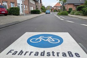 Dieses Foto zeigt ein Fahrradstraßen-Piktogramm im Haverlandweg