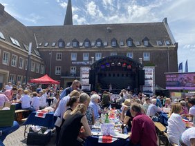 Hunderte Gäste waren zum deutsch-französischen Picknick auf den Marktplatz gekommen.