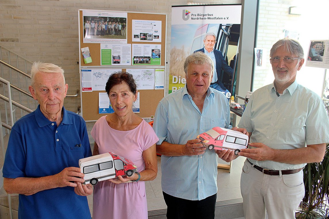 Dieses Foto zeigt Karl-Heinz Gerding, Maria Geilmann, Roland Schmidt und Franz Gerding vom Bürgerbus-Verein. 