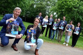 Das Bild zeigt eine Gruppe von Menschen mit dem Plakat des Dülmener Sommers.