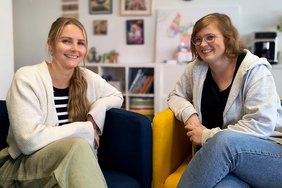 Verfahrenslotsinnen Anna Schrey und Linda Scherder Dieses Foto zeigt die Verfahrenslotsinnen Anna Schrey und Linda Scherder