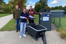Die neue Lastenrad-Station in Hiddingsel ist ab sofort in Betrieb. Ortsvorsteher Hendrik Clodius, Lastenrad-Patin Astrid Clodius und Simon Kramer (Stadt Dülmen) haben das neue Angebot bereits getestet. (Foto: Stadt Dülmen) Die neue Lastenrad-Station in Hiddingsel ist ab sofort in Betrieb. Ortsvorsteher Hendrik Clodius, Lastenrad-Patin Astrid Clodius und Simon Kramer (Stadt Dülmen) haben das neue Angebot bereits getestet. (Foto: Stadt Dülmen)