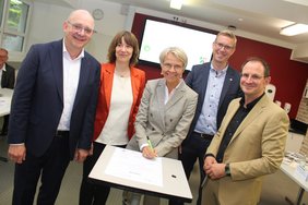 Dieses Foto zeigt André Stinka (NRW-Landtagsabgeordneter), Astrid Wolters (Volksbund), Dorothee Feller (NRW-Ministerin für Schule und Bildung), Carsten Hövekamp (Bürgermeister Stadt Dülmen), Rober Schneider (Schulleiter Hermann-Leeser-Schule)