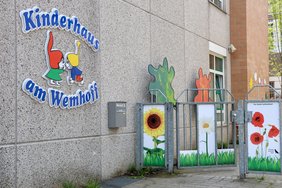 Das Bild zeigt den Eingang zum Kinderhaus am Wemhoff