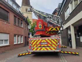 Dieses Foto zeigt ein Feuerwehrfahrzeug mit ausgefahrener Drehleiter