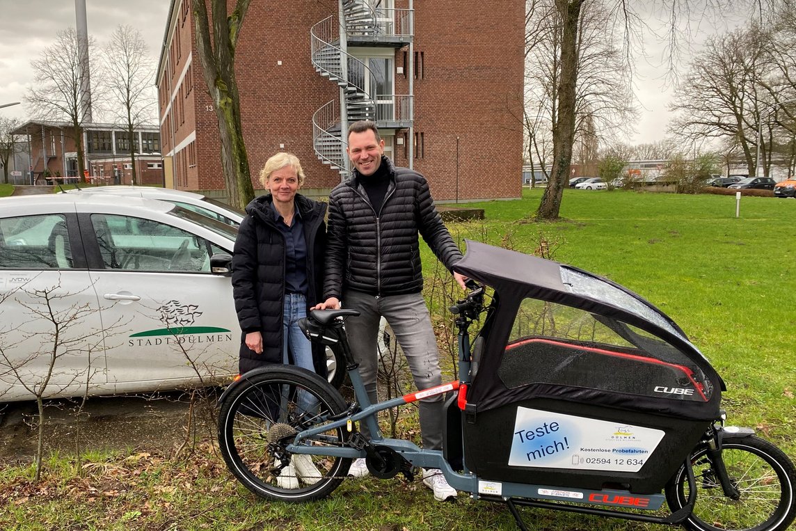 Astrid Wiechers, Fachbereichsleiterin Stadtentwicklung, übergab das Lastenrad an Klaus Göckener, Geschäftsführer von MP Veranstaltungstechnik.