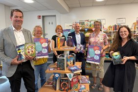 Werben für den SommerLeseClub (v. li.): Christoph Schrey (Sparkasse Westmünsterland), Sponsorin Margret Boch, Miriam Brecklinghaus (Stadtbücherei), Burkhard Demes (düb), Gabriele Sondermann (Förderverein für Kunst und Kultur) und Anna Lena Bagert (Stadtbücherei). Foto: Stadt Dülmen/Kannacher