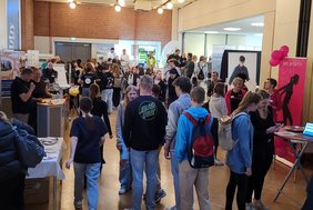 Zahlreiche Unternehmen präsentierten den Schülerinnen und Schülern bei der Berufsmesse 2023 ihr vielfältiges Ausbildungsangebot.