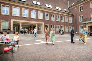 Das Bild zeigt einen Teil des belebten Marktplatzes vor dem Rathaus.