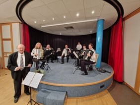 Das Akkordeonensembles unter der Leitung von Peter Wachet (li.) spielt in der Alten Sparkasse auf. Foto: privat.