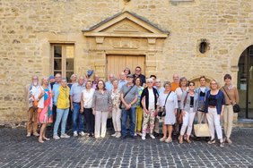 Die Dülmener Reisegruppe mit Vertreterinnen des Comité de Jumelage aus Charleville-Mézières vor dem Ardennen-Museum. Foto: Pako/Anke Nothdurft