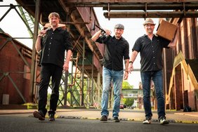 Das Trio „Wir sind drei“ hat zum Ausklang des Bürgertreffs ab 16 Uhr handgemachte Akustikmusik im Gepäck. 