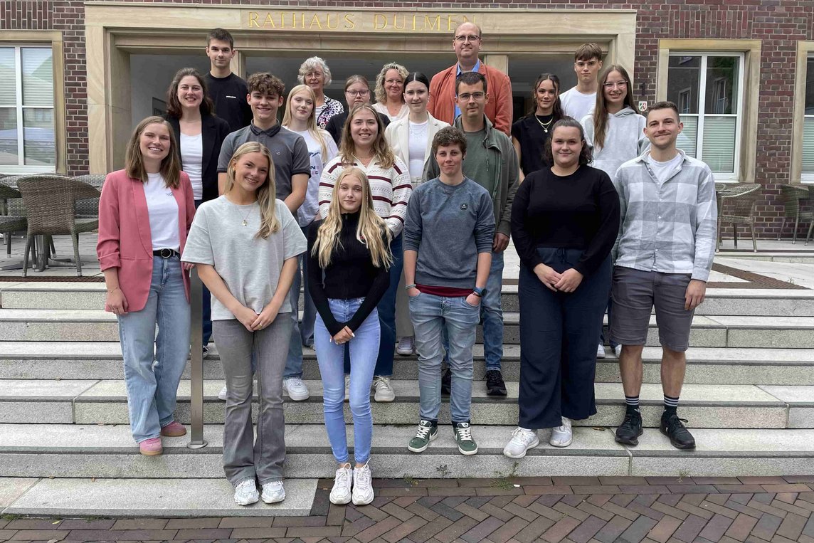 •	Das Foto zeigt die Azubis mit den städtischen Ausbildungsleitenden und dem Ersten Beigeordneten Christoph Noelke, der die Auszubildenden heute begrüßte. 