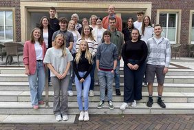 •	Das Foto zeigt die Azubis mit den städtischen Ausbildungsleitenden und dem Ersten Beigeordneten Christoph Noelke, der die Auszubildenden heute begrüßte. 