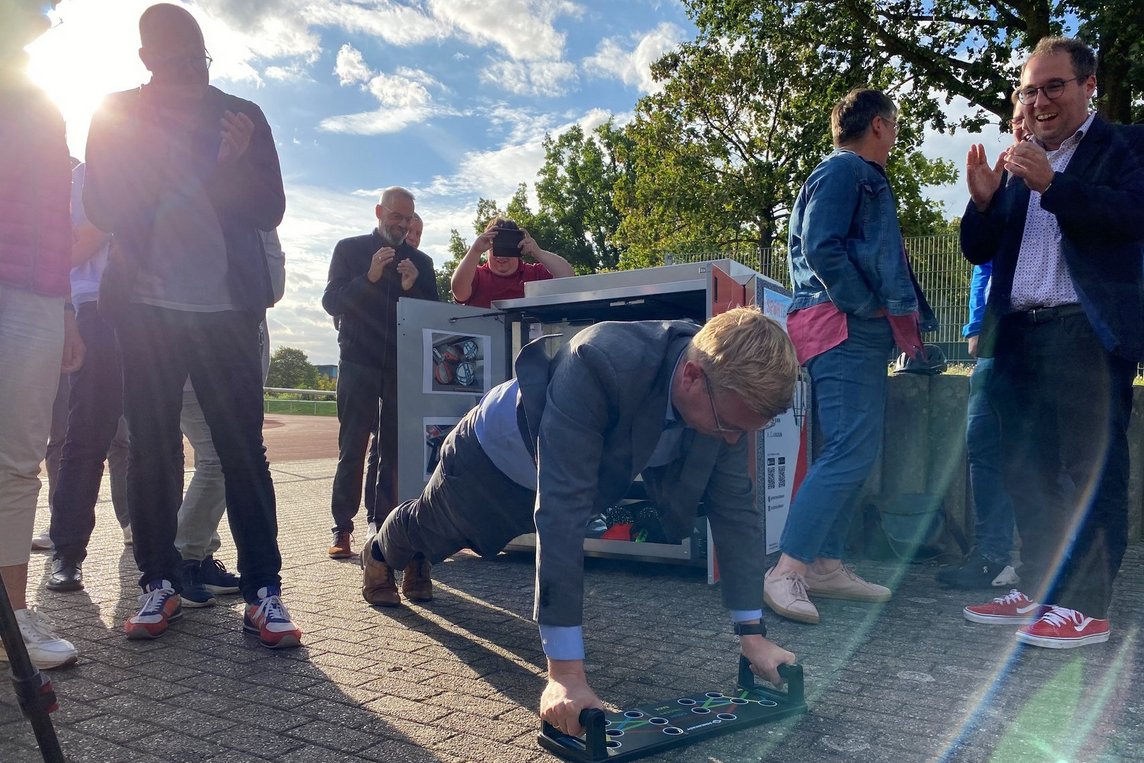 Bürgermeister Carsten Hövekamp testete die Geräte aus der Sportbox.