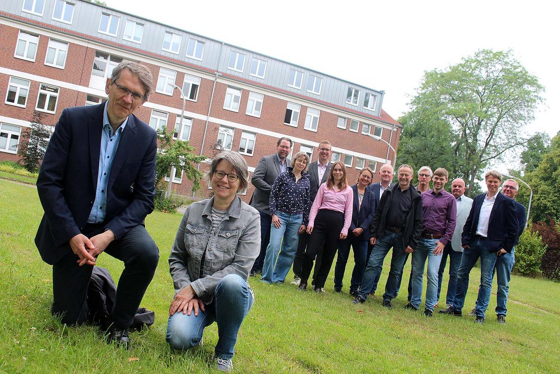Dieses Foto zeigt eea-Prüfer Leonard Meyer sowie Mitarbeitende der Stadt Dülmen vor dem Technischen Rathaus. 
