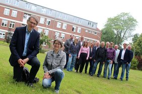 Dieses Foto zeigt eea-Prüfer Leonard Meyer sowie Mitarbeitende der Stadt Dülmen vor dem Technischen Rathaus. 