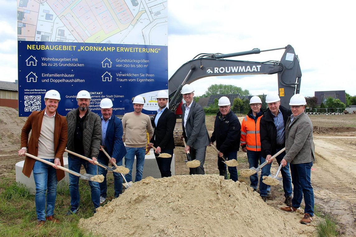 Dieses Foto zeigt den ersten Spatenstich für das Neubaugebiet Kornkamp