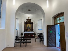 Die Kapelle mit dem barocken Altar wirkt nun hell und freundlich.