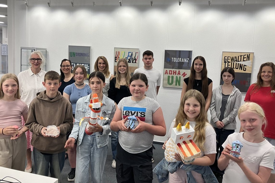 Kreativ und vielfältig sind die Arbeiten, die Schülerinnen und Schüler des Clemens-Brentano-Gymnasiums unter dem Motto „perfekt unperfekt“ in der Stadtbücherei ausstellen.  Foto: Stadt Dülmen/Kannacher