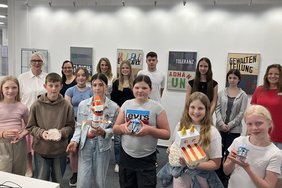 Kreativ und vielfältig sind die Arbeiten, die Schülerinnen und Schüler des Clemens-Brentano-Gymnasiums unter dem Motto „perfekt unperfekt“ in der Stadtbücherei ausstellen. Foto: Stadt Dülmen/Kannacher