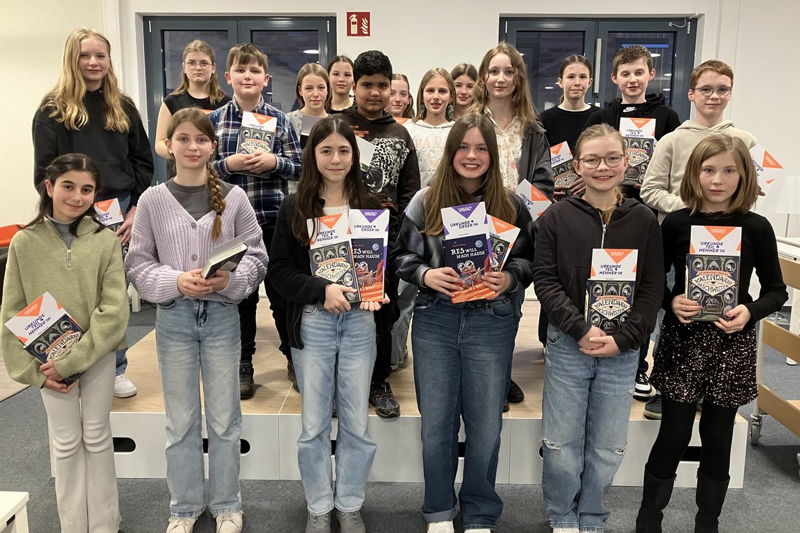 20 Schülerinnen und Schüler aus dem Kreis Coesfeld nahmen am Kreisentscheid des Vorlesewettbewerbs teil. Vorne die 3. von links ist die Siegerin für den Kreis Coesfeld Süd: Marleen Hinnah (vorne, 3. v. li.) wurde Siegerin für den Südkreis, Helena Keller (vorne, 3. v. re.) ist beste Vorleserin im Nordkreis.