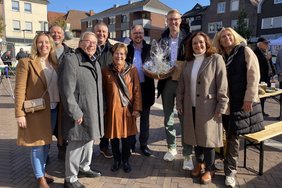 Besonders begrüßte Bürgermeister Carsten Hövekamp (3. v. re.) die Delegation aus Fehrbellin, darunter seinen Amtskollegen Mathias Perschall (4. v. re.), die neue Ortsvorsteherin Anke Schubert (2. v. re.) sowie deren Vater und langjährigen Amtsvorgänger Jürgen Sternbeck (3. v. li.).