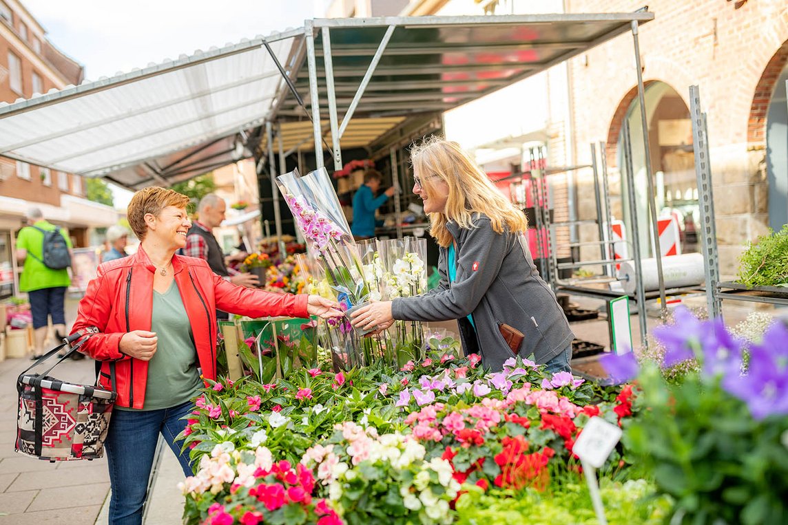 Dieses Foto zeigt eine Verkaufssituation auf dem Samstagsmarkt