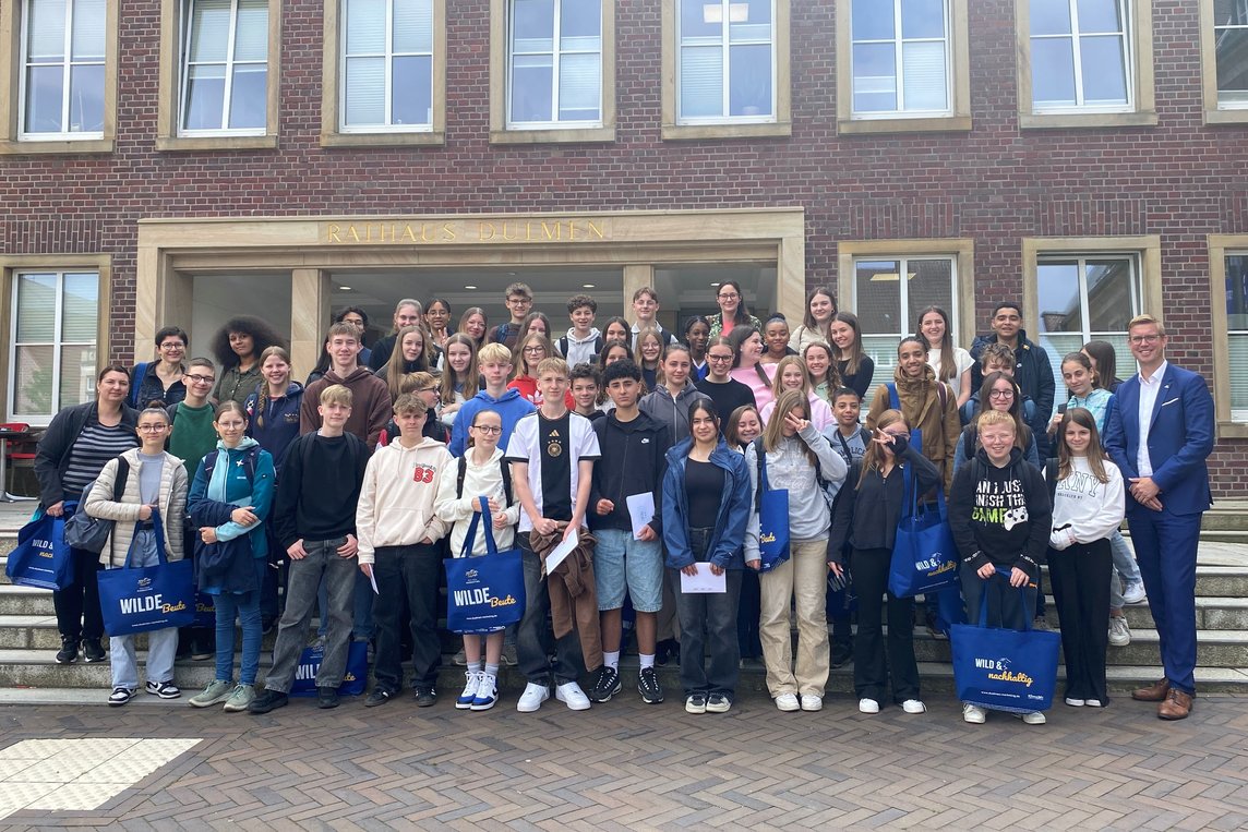 Schülerinnen und Schüler vor dem Rathaus
