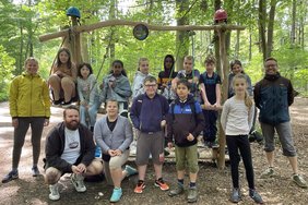 Das Foto zeigt Kinder und Betreuende im Kletterwald. 