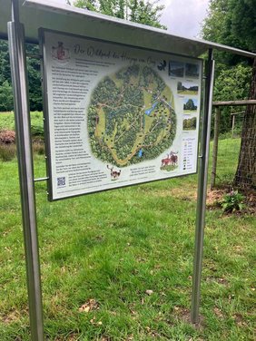 Station des neuen Lern- und Bildungspfades im Wildpark Dieses Foto zeigt eine Station des neuen Lern- und Bildungspfades