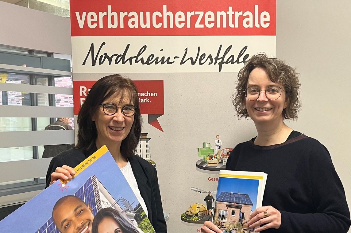 Susanne Terwey von der Verbraucherzentrale Dülmen (li.) und Klimaschutzmanagerin Carolin Dietrich von der Stadt Dülmen werben für die Sonderaktion. 