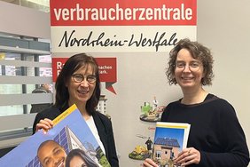 Susanne Terwey von der Verbraucherzentrale Dülmen (li.) und Klimaschutzmanagerin Carolin Dietrich von der Stadt Dülmen werben für die Sonderaktion.