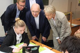 Dieses Foto zeigt Dorothee Feller, André Stinka und Carsten Hövekamp gemeinsam mit einer Schülerin der Hermann-Leeser-Schule. 