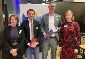 Freuten sich über die Gelegenheit zum Austausch (v. li.): Nathalie Robcis und Boris Ravignon aus Charleville-Mézières, Bürgermeister Carsten Hövekamp und Pako-Vorsitzende Eva Vasmer,