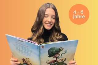 Vor einem orangegelben Hintergrund ist Alketa Rafshi zu sehen, wie diese lächelnd ein Bilderbuch liest.