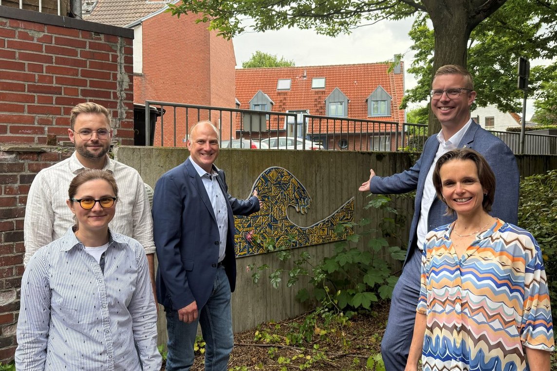 Ab in die Welle! Werben für die Schwimmlernkurse in den Sommerferien (v. re. n. li.): SGZ-Leiterin Diana Röhling, Bürgermeister Carsten Hövekamp, düb-Geschäftsführer Burkhard Demens sowie Stefan Ricker und Kathleen Wagner von der städtischen Abteilung Schule und Sport. Foto: Stadt Dülmen/Kannacher