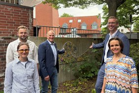 Ab in die Welle! Werben für die Schwimmlernkurse in den Sommerferien (v. re. n. li.): SGZ-Leiterin Diana Röhling, Bürgermeister Carsten Hövekamp, düb-Geschäftsführer Burkhard Demens sowie Stefan Ricker und Kathleen Wagner von der städtischen Abteilung Schule und Sport. Foto: Stadt Dülmen/Kannacher