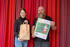 Karsten Friebel und Sabrina Rustige vom Kulturbüro der Stadt Dülmen werben für die traditionelle Nikolausfeier am 5. Dezember. Foto: Stadt Dülmen