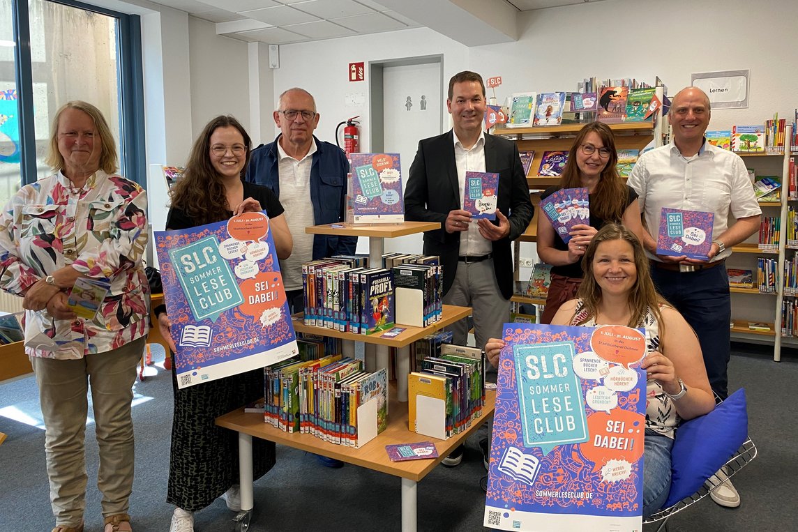 Werben für den Sommerleseclub (v. li.): Sponsorin Margret Boch, Organisatorin Anna Lena Bagert (Stadtbücherei), Dr. Wolfgang Werner (Förderverein für Kunst und Kultur), Christoph Schrey (Sparkasse Westmünsterland), Sabrina Rustige (Förderverein Ex libris), Bücherei-Leiterin Petra Toppmöller und Burkhard Demes (Freizeitbad düb). Foto: Stadt Dülmen/Kannacher