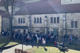 Das Bild zeigt zahlreiche Menschen vor der St.-Viktor-Kirche.