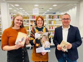 Dieses Foto zeigt Stadtbücherei-Mitarbeiterinnen Jana Bicks (l.) und Miriam Brecklinghaus sowie Florian Kübber vom Förderverein „Ex libris