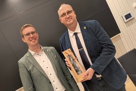 Bürgermeister Carsten Hövekamp (li.) gratulierte Christoph Noelke zu seiner Wiederwahl als Erster Beigeordneter der Stadt Dülmen. Foto: Stadt Dülmen/Siemes