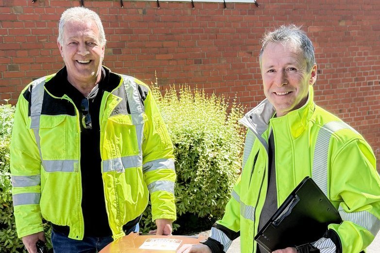 Im Einsatz für sauberen Bioabfall: Gerd Thies und Bernd Brüning beantworten bei der Tonnenkontrolle gern Fragen zur richtigen Mülltrennung.