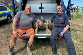 Dieses Foto zeigt Tobias Mensmann (Tauber Kampfmittelräumung) und Horst Schöwe (Kampfmittelbeseitigungsdienst der Bezirksregierung Arnsberg) mit dem entschärften Blindgänger.