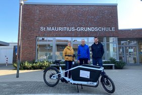 E-Lastenradverleih Hausdülmen Dieses Foto zeigt Gabriele Sondermann, Pate Detlef Thölmann und Simon Kramer (Stadtentwicklung)