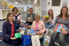 Büchereileiterin Petra Toppmöller (re.) bedankte sich bei den Vertreterinnen und Vertretern des Partnerschaftskomitees Dülmen e.V. (Pako) für die Unterstützung. Foto: Stadt Dülmen/Kannacher