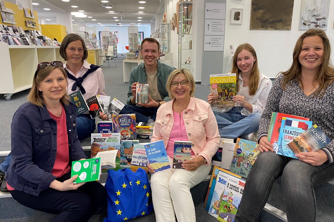 Büchereileiterin Petra Toppmöller (re.) bedankte sich bei den Vertreterinnen und Vertretern des Partnerschaftskomitees Dülmen e.V. (Pako) für die Unterstützung. Foto: Stadt Dülmen/Kannacher